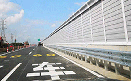 上海市G15嘉浏段拓宽声屏障工程施工中